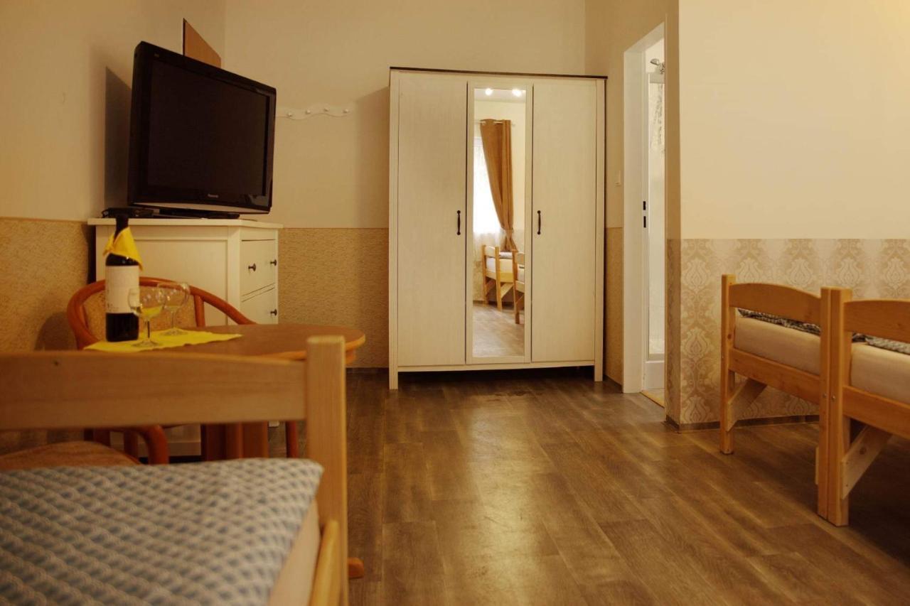 Penzion U Jezera Hotel กอนสตันติโนวี ลาซเย ภายนอก รูปภาพ