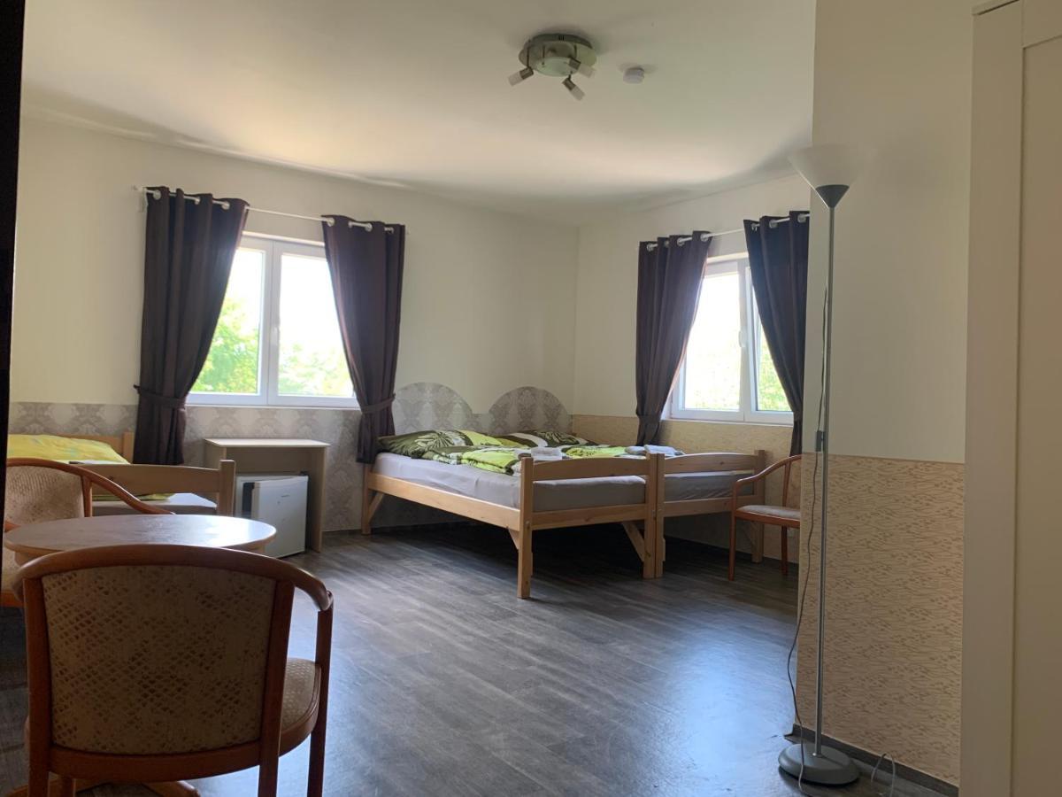 Penzion U Jezera Hotel กอนสตันติโนวี ลาซเย ภายนอก รูปภาพ